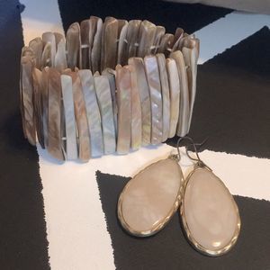 🔥Shell and cream stone bracelet and earrings 🔥